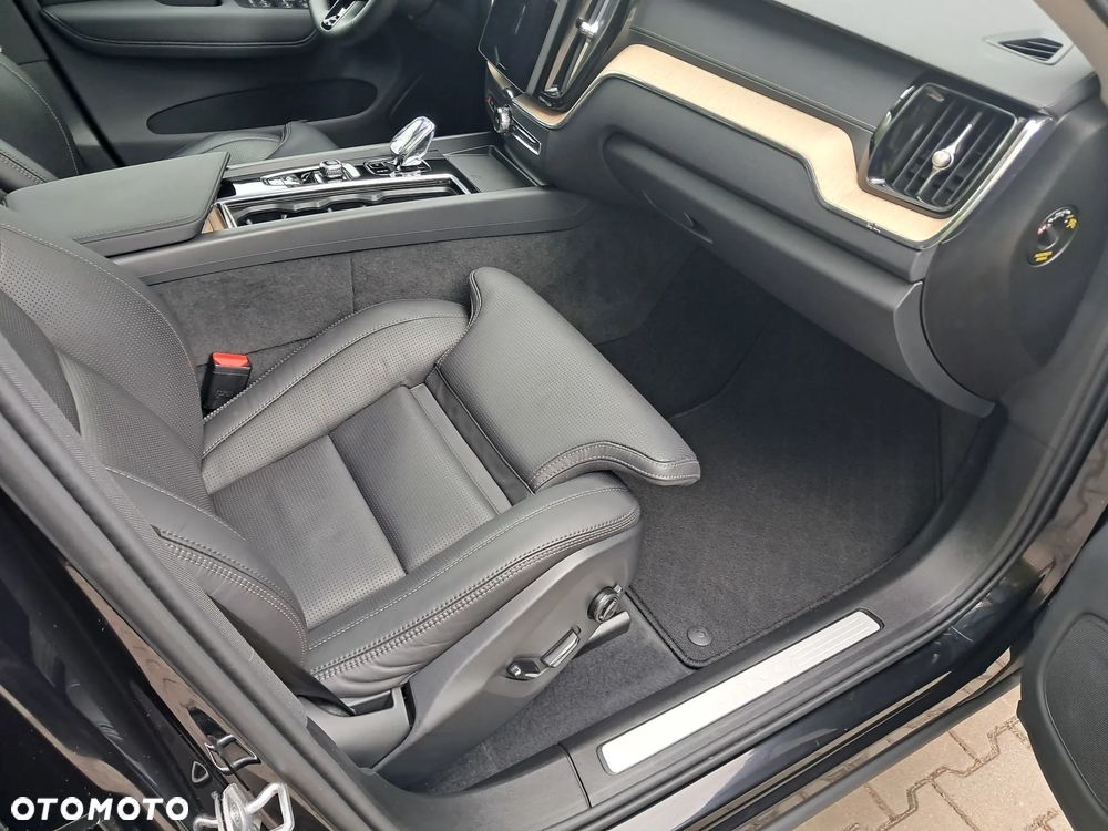 Volvo XC 60 T6 Plug-In Hybrid AWD Ultra Dark - 18