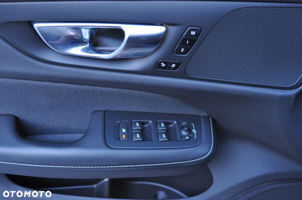 Volvo V60 D4 R-Design - 31