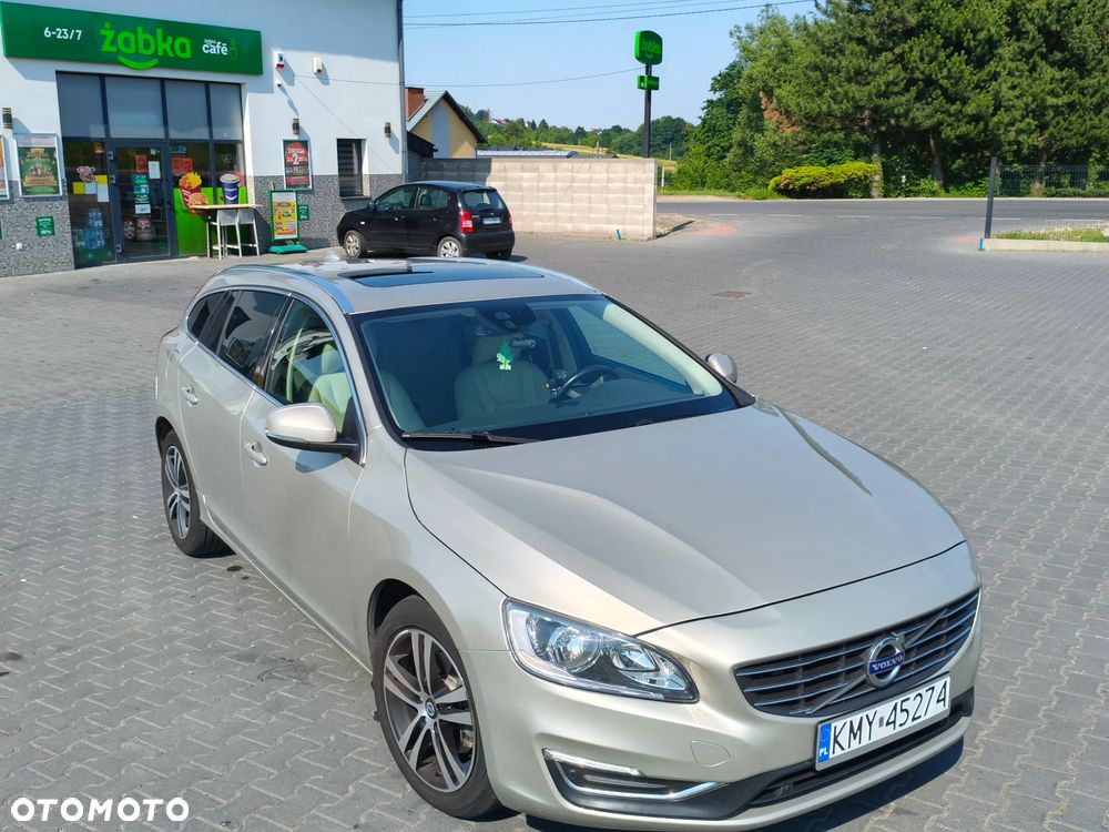 Volvo V60 T5 Drive-E Momentum - 1