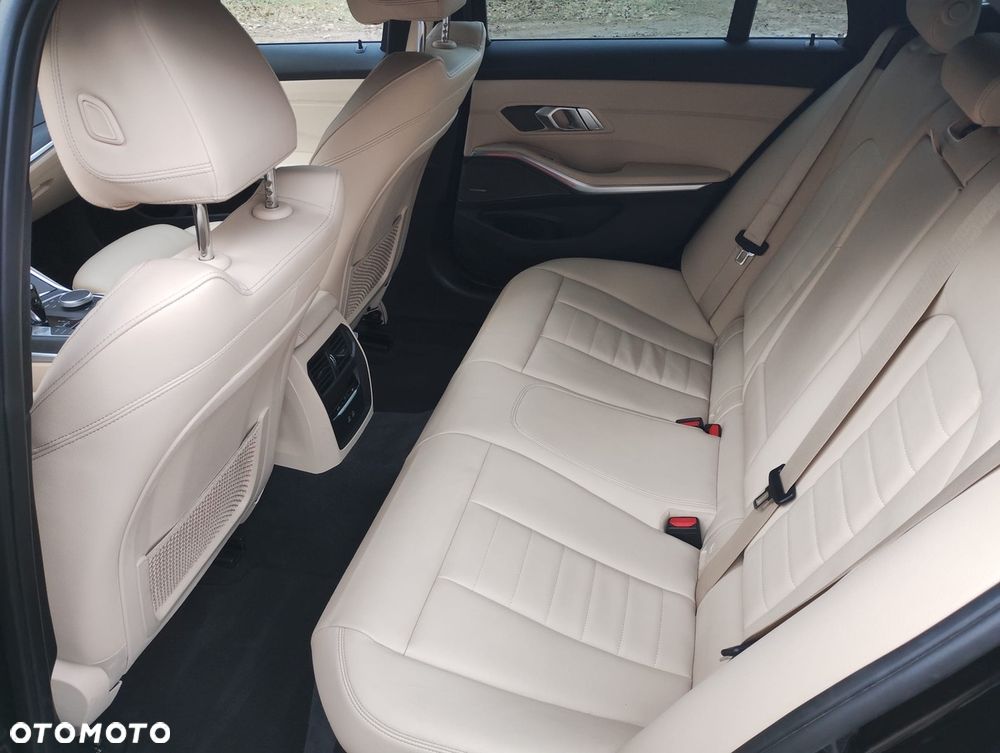 BMW Seria 3 318d M Sport - 9