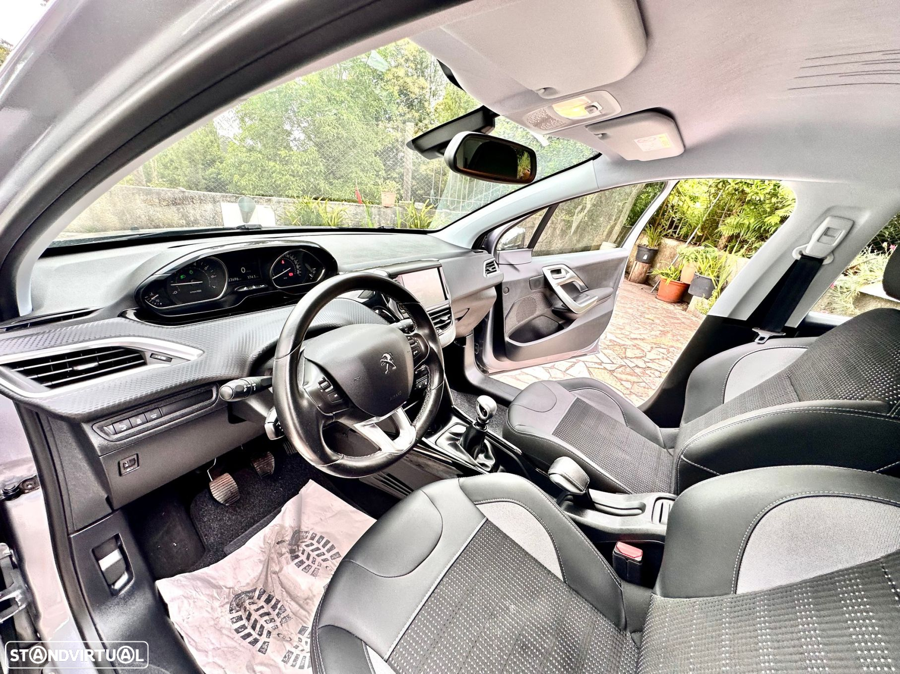 Peugeot 2008 1.2 PureTech Allure - 17