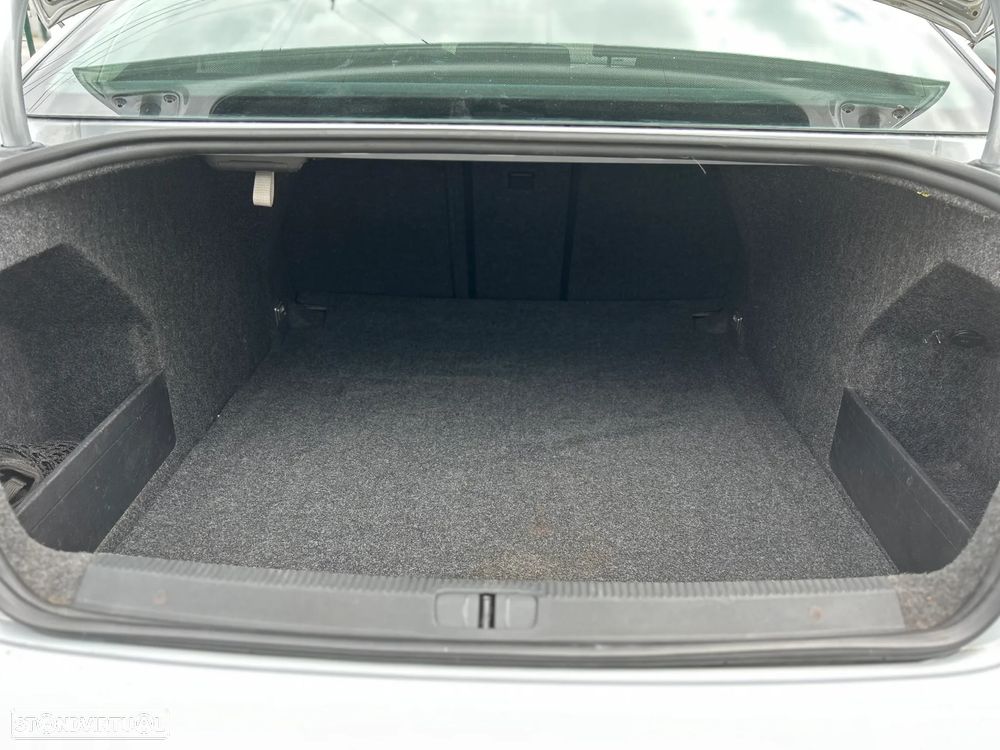 VW Passat 2.0 TDI Trendline Pack - 29