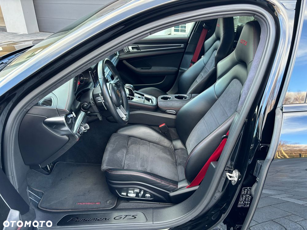 Porsche Panamera GTS Sport Turismo - 12