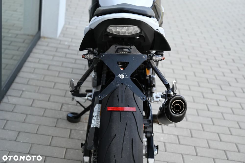 Suzuki GSR - 8