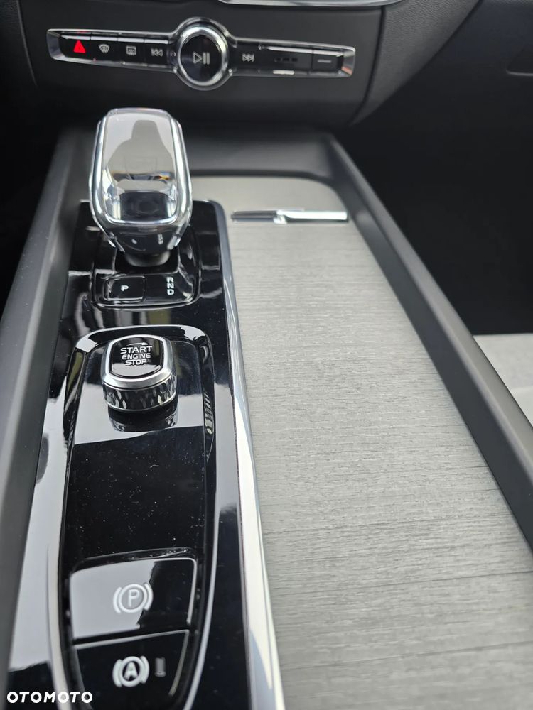 Volvo XC 60 T6 Plug-In Hybrid AWD Plus Dark - 17