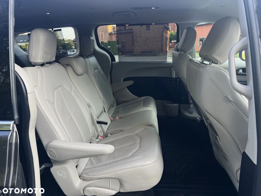 Chrysler Pacifica - 12