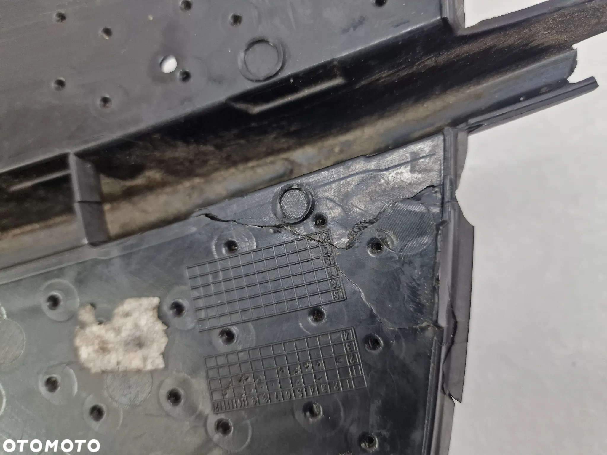 AUDI Q3 8U0 LIFT S-LINE 14- PRAWA KRATKA BOCZNA ZDERZAKA PRZEDNIEGO PRZÓD , NR 8U0807682D , NR AUKCJI E/10 - 21