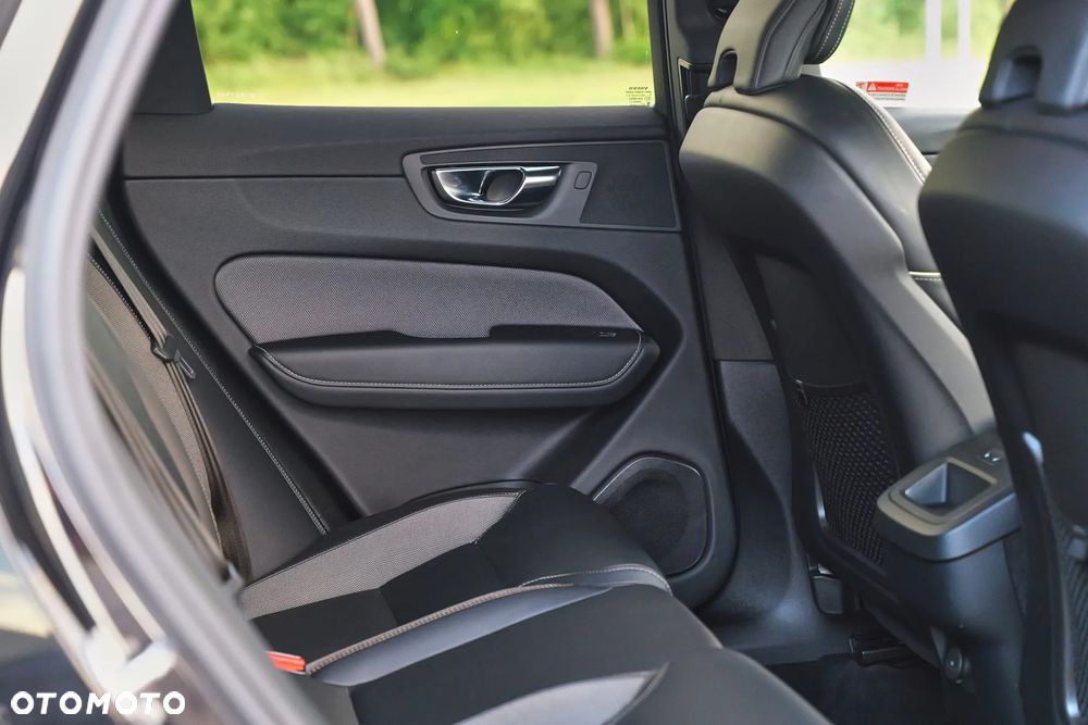 Volvo XC 60 B5 D AWD R-Design - 27