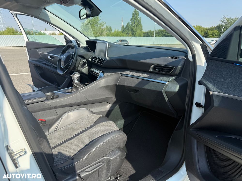 Peugeot 3008 1.2 PureTech Turbo S&S Allure - 26