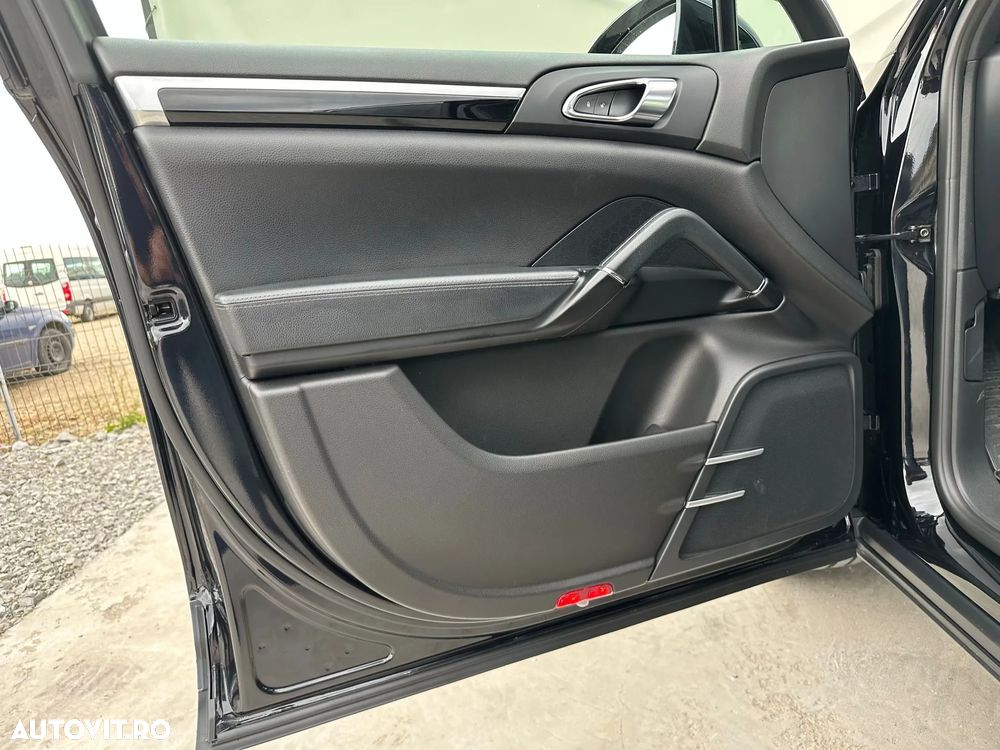 Porsche Cayenne 3.0 L - 16