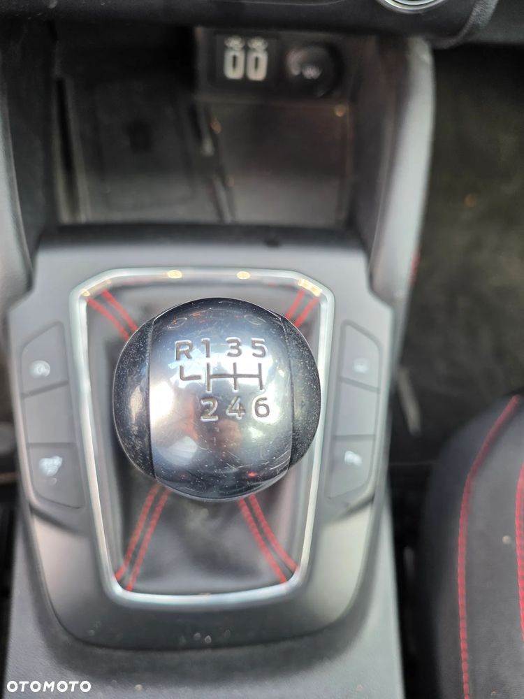 Ford Kuga 1.5 EcoBoost ST-LINE - 17