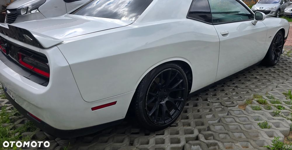 Dodge Challenger - 12