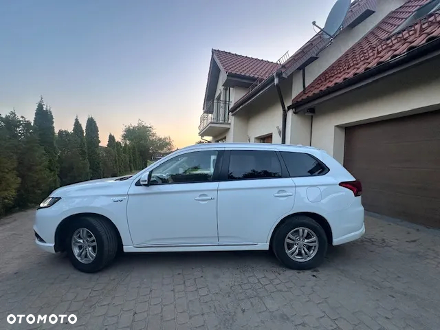 Mitsubishi Outlander 2.0 4WD Plug-In Hybrid - 2