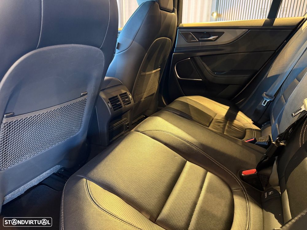 Jaguar XE 2.0 D200 R-Dynamic HSE - 29
