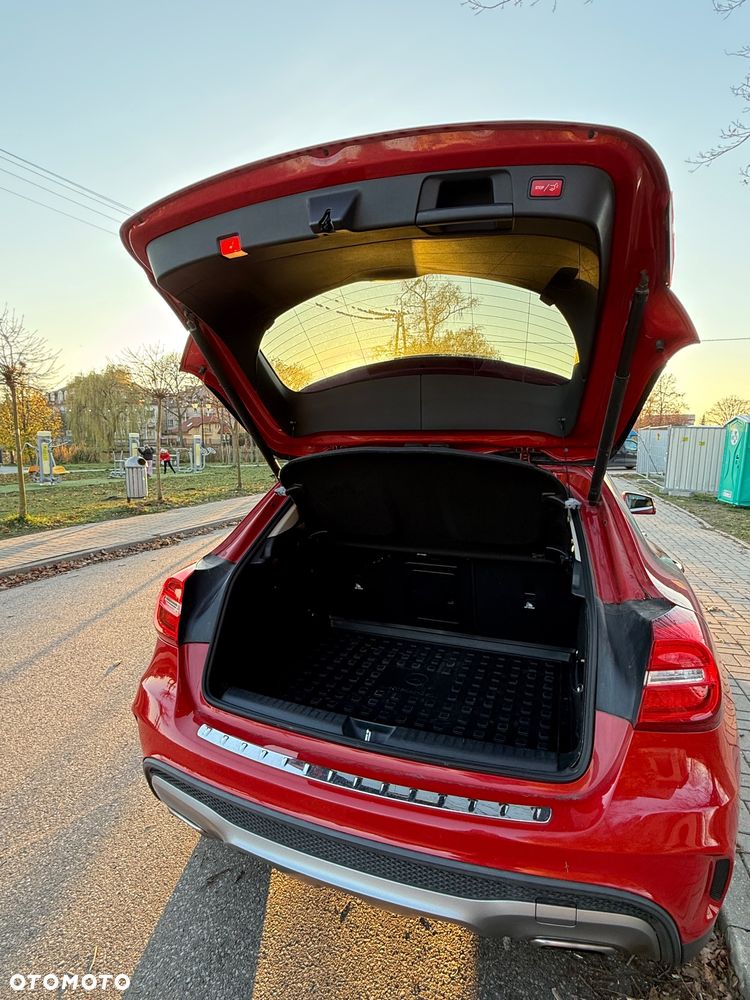 Mercedes-Benz GLA 250 4Matic 7G-DCT - 10