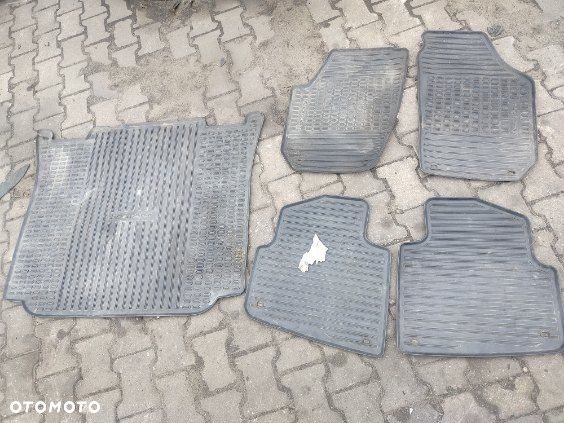 Komplet fabrycznych dywaników Skoda Roomster - 1