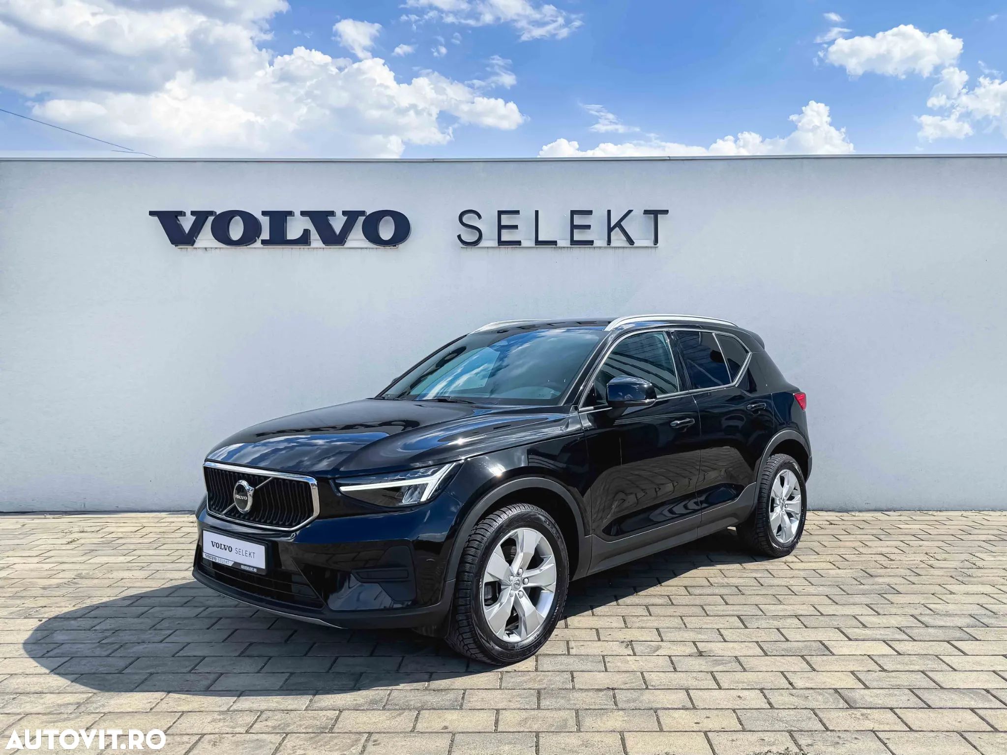 Volvo XC 40 B4 AT8 AWD Mild Hybrid Momentum Pro - 1