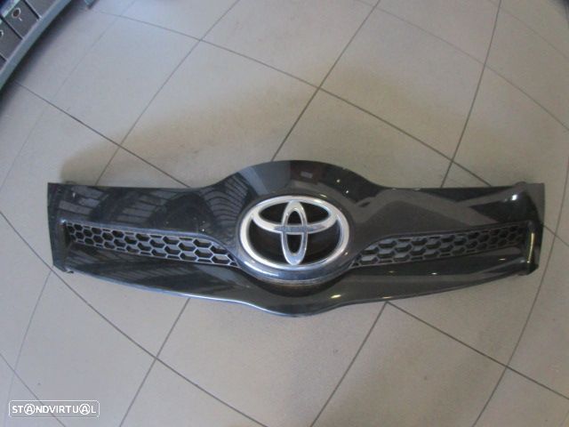 Grelha Friso 531170F010 TOYOTA COROLLA 2 VERSO FASE 2 2007 2.2 D4D 136CV 5P PRETO FRT GRE PC - 1