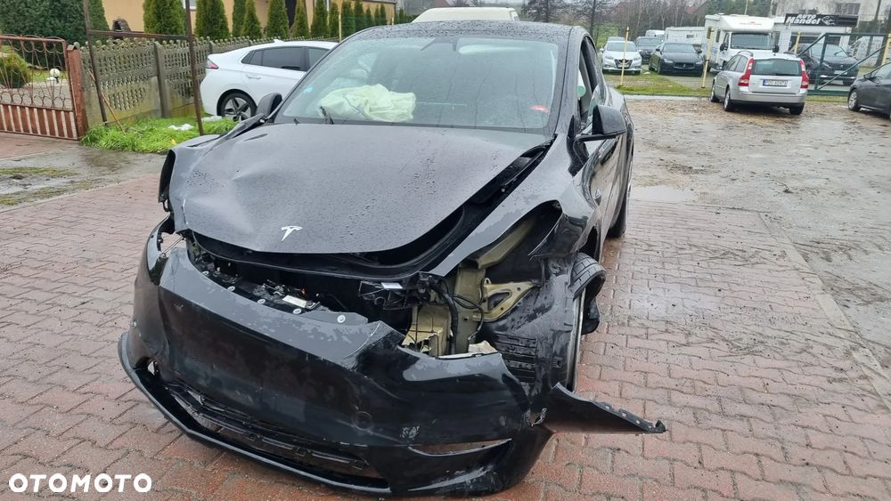 Tesla Y - 16