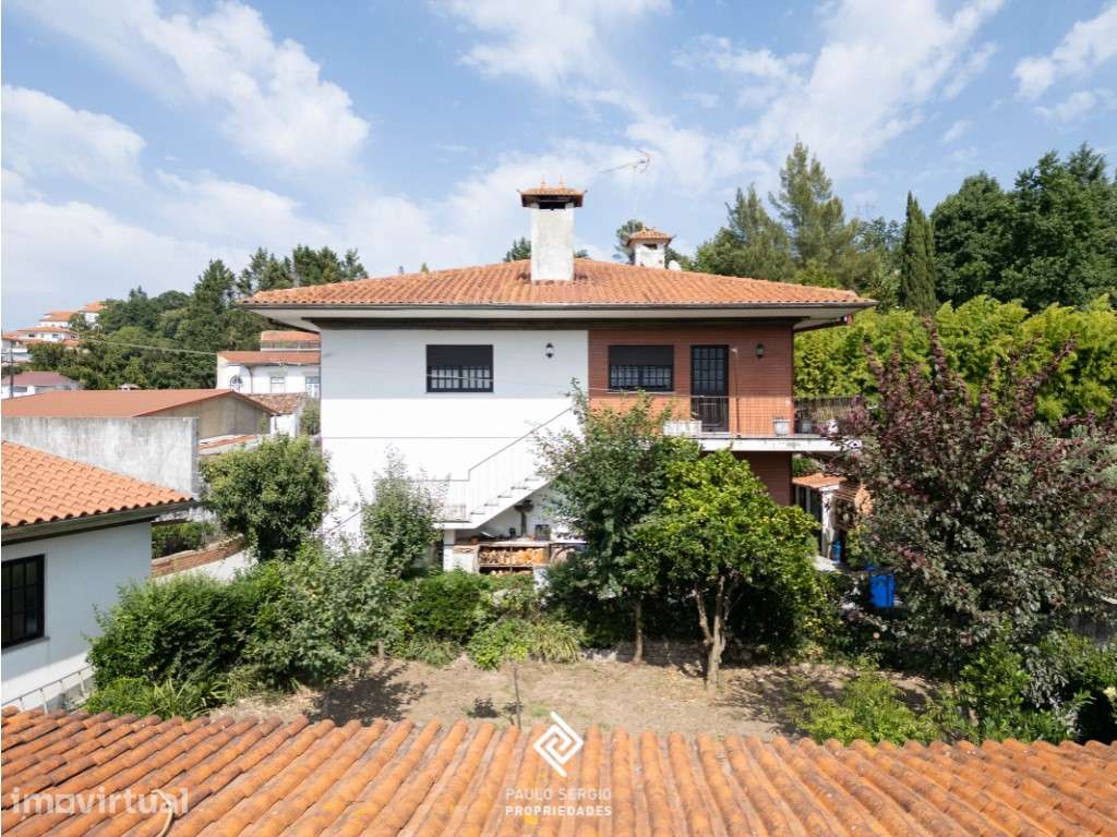 Moradia T3+1 com ampla área exterior em zona residencial calma de O... - Grande imagem: 4/35