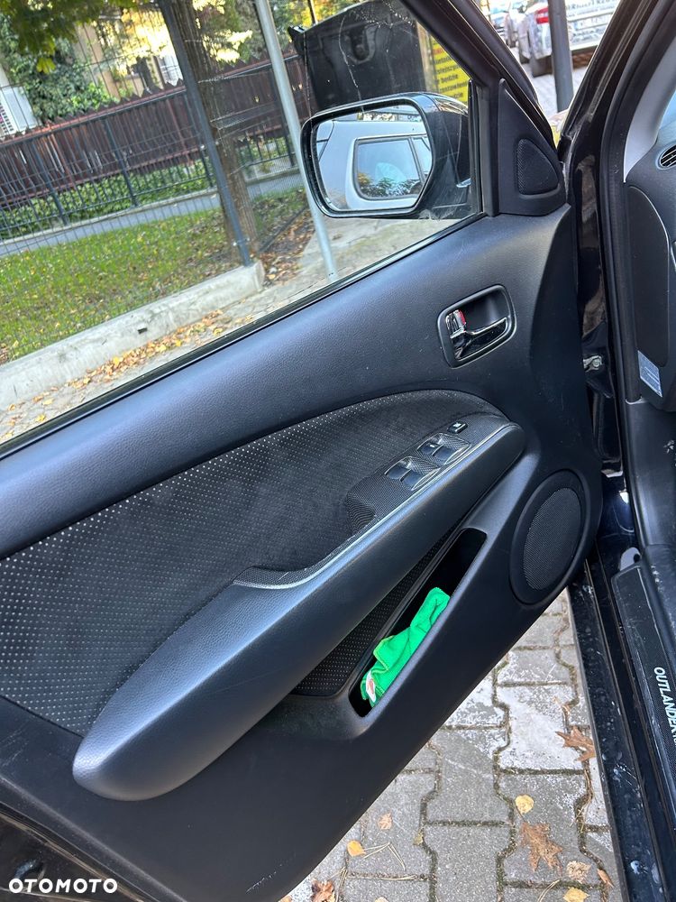 Mitsubishi Outlander - 2