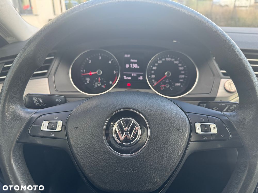 Volkswagen Passat - 16