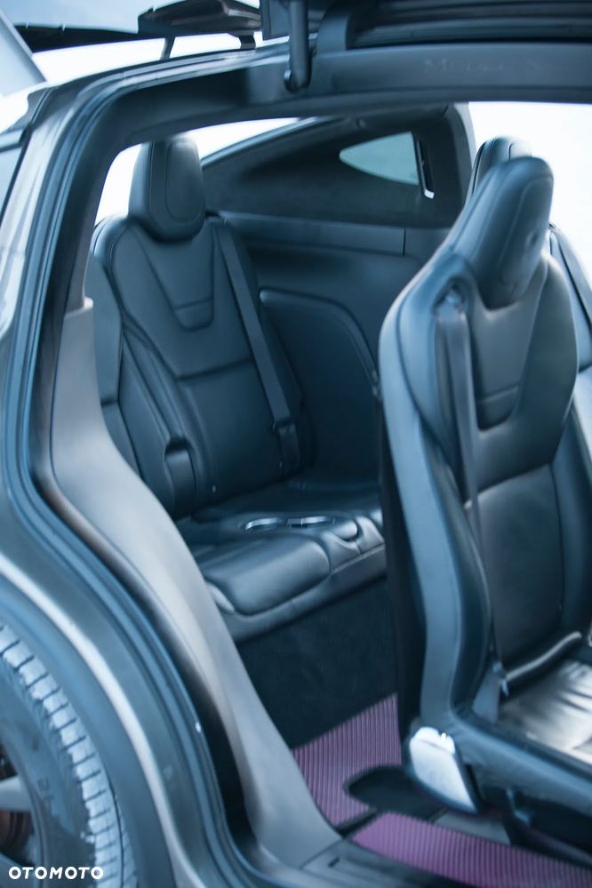 Tesla Model X 90 D - 29