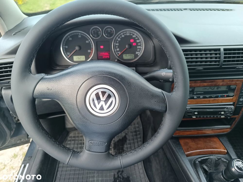 Volkswagen Passat 1.9 TDI Highline - 11