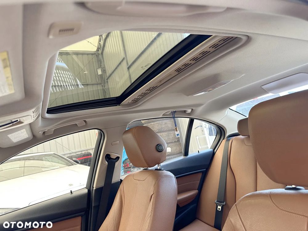 BMW Seria 3 335i xDrive Luxury Line - 9