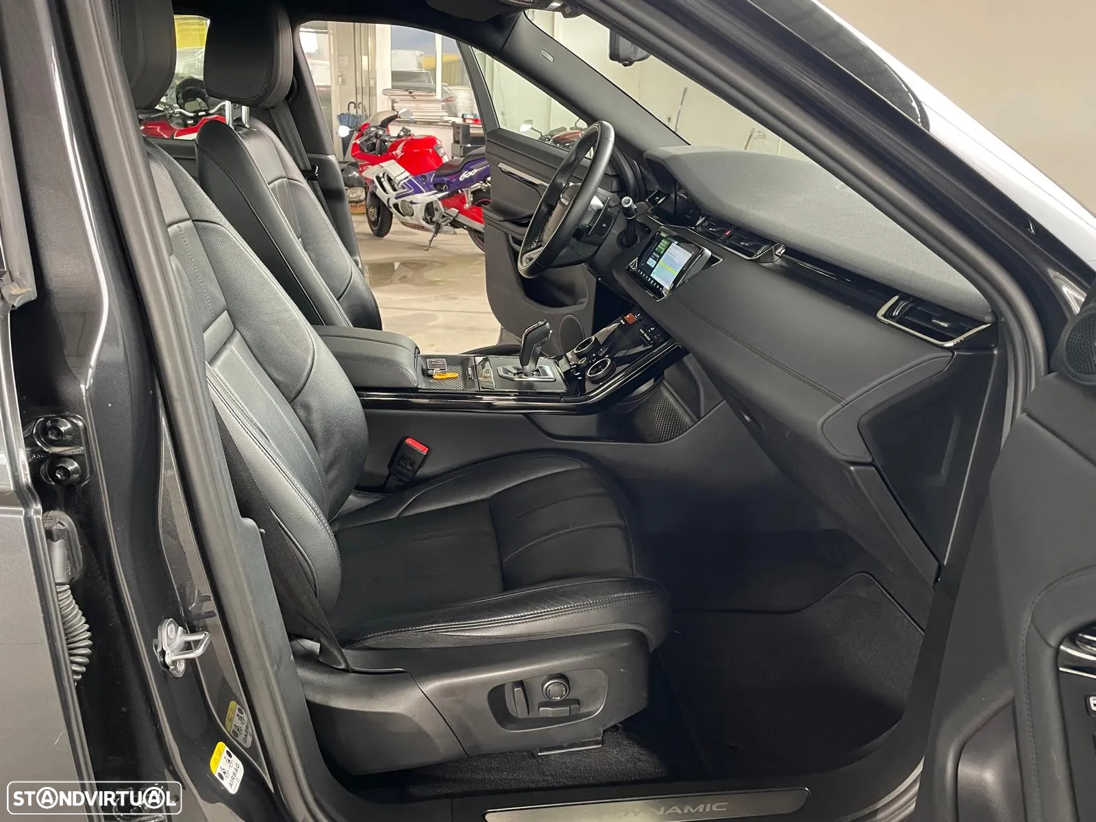 Land Rover Range Rover Evoque 1.5 P300e AWD R-Dynamic SE Auto - 41