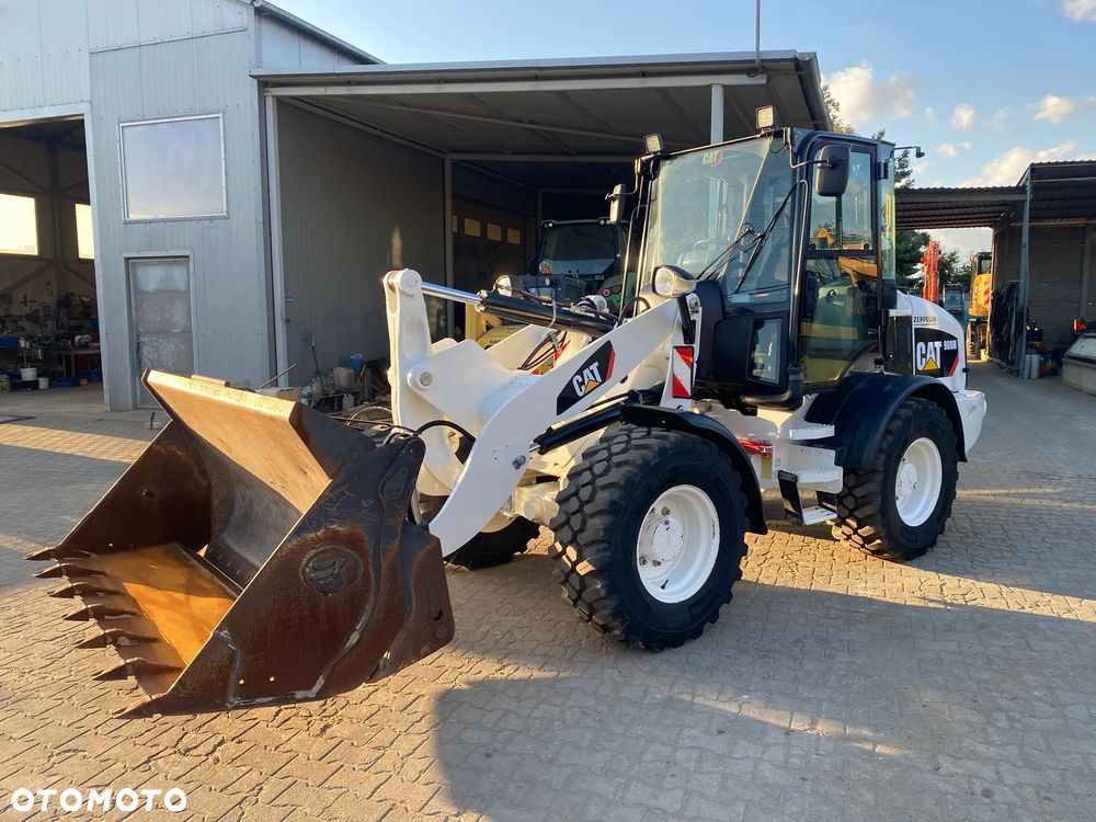 Caterpillar CAT 908M, 2020 ROK, 3500 MTH, ŁYŻKA OTWIERANA + WIDŁY, z NIEMIEC,