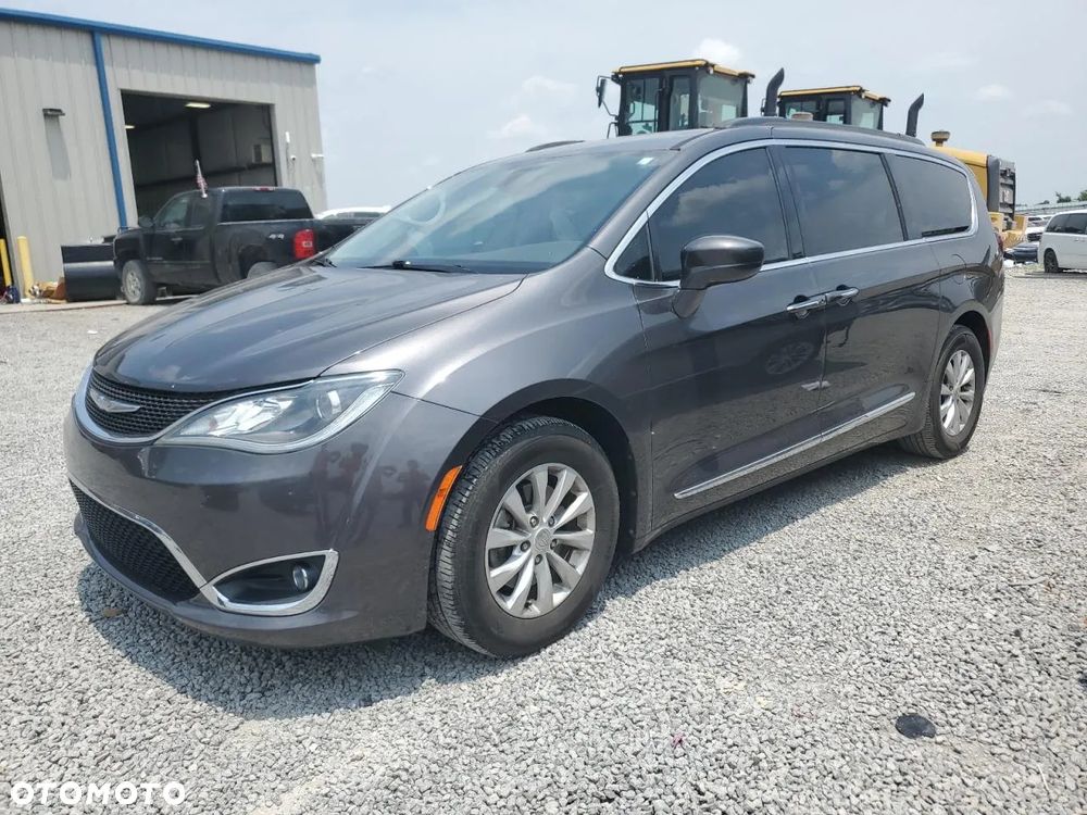 Chrysler Pacifica - 1