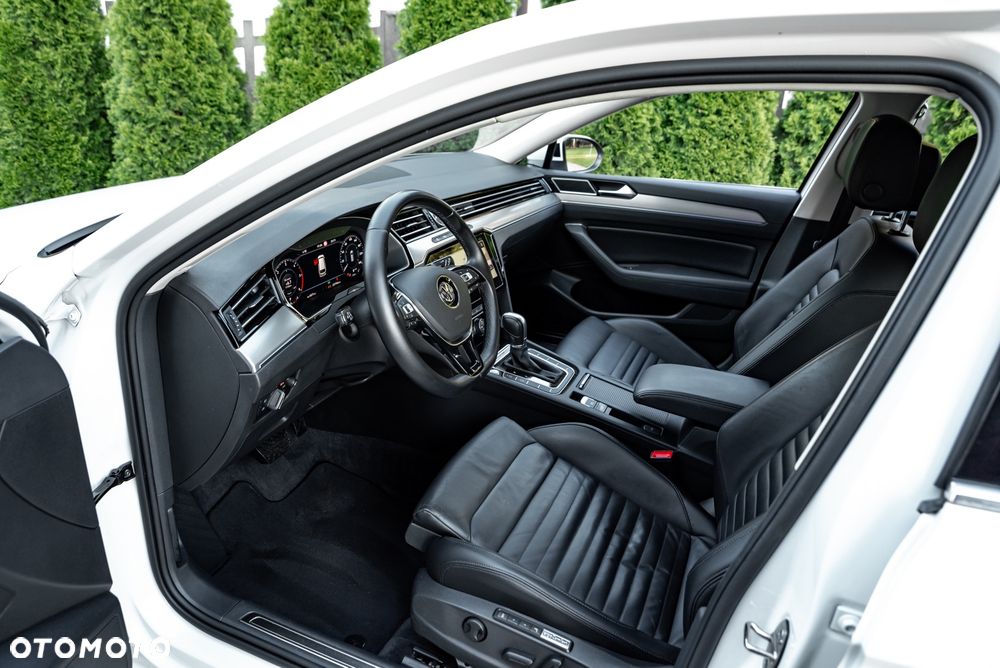 Volkswagen Passat Variant 2.0 TDI SCR 4Motion DSG Highline - 17