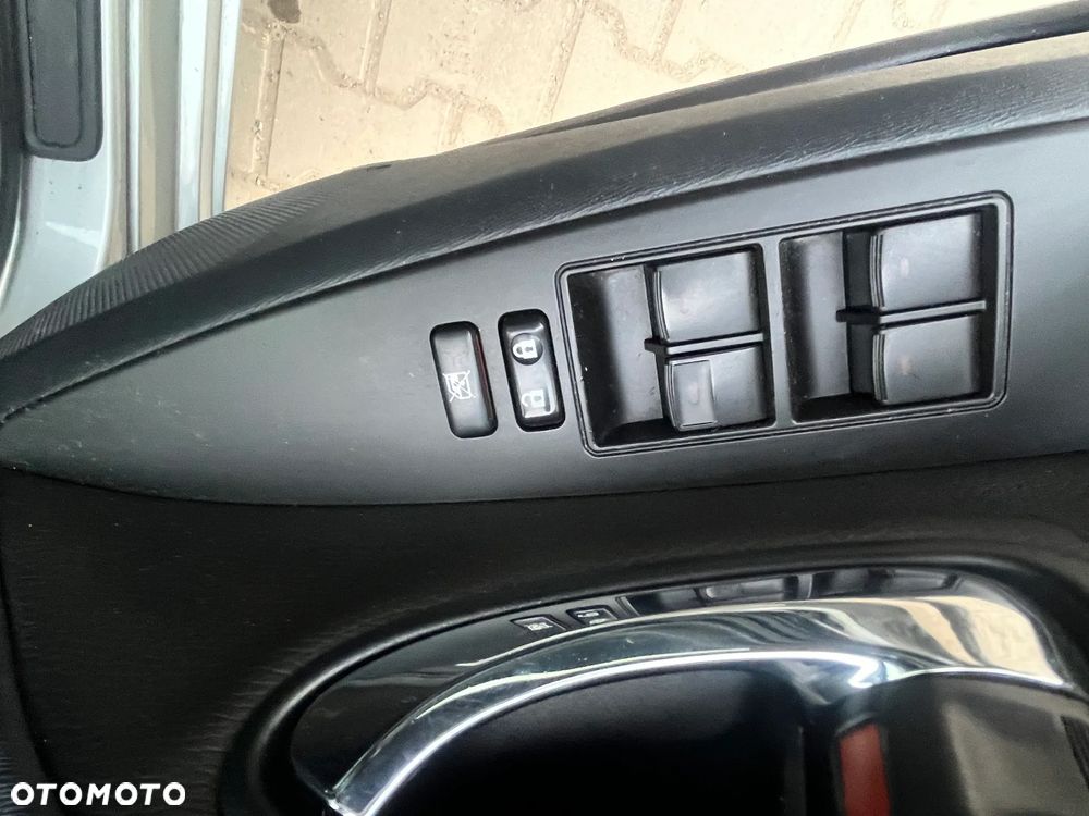 Toyota Avensis 1.6 Premium - 16