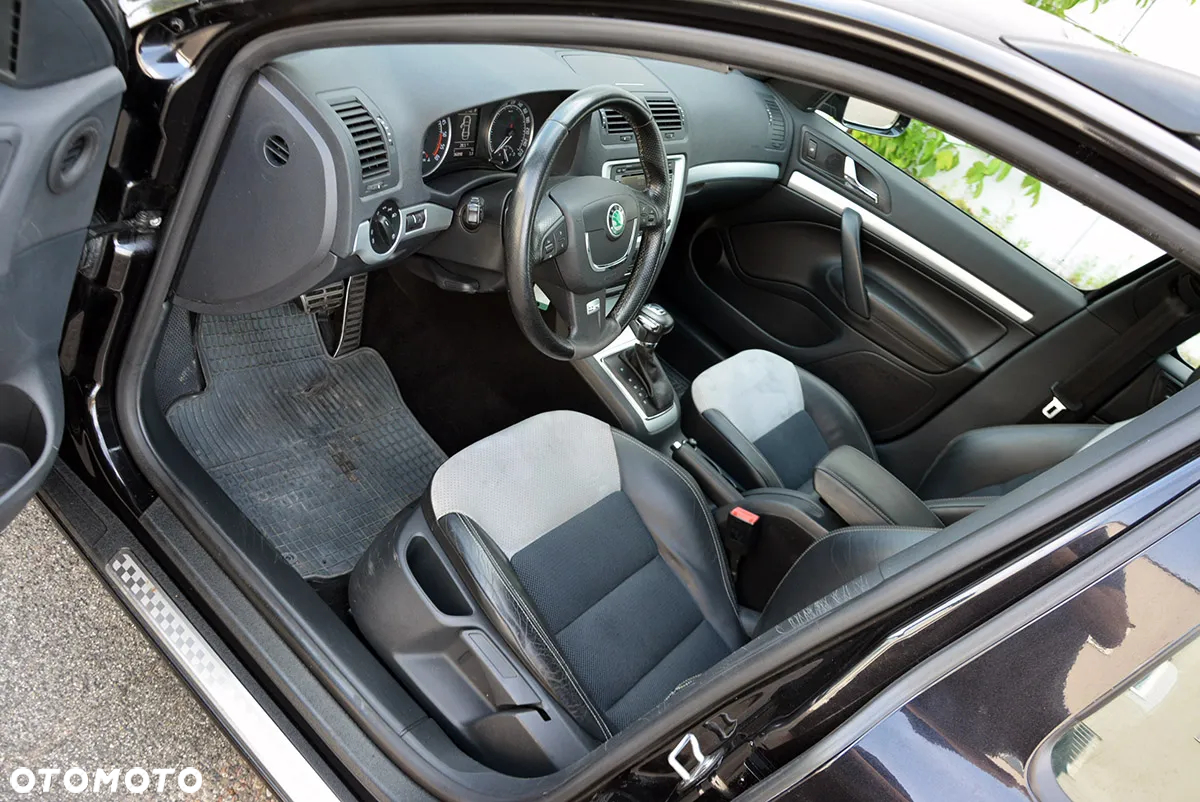 Skoda Octavia Combi 2.0 TDI CR DPF DSG RS - 27