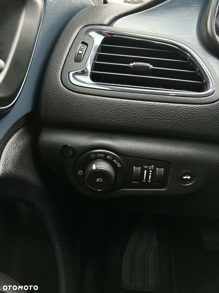 Chrysler 200 - 11