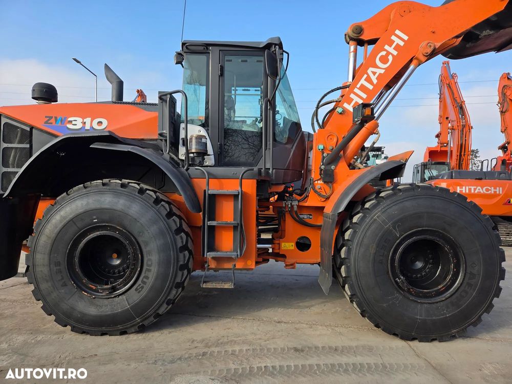 Hitachi Cupa 5mc, 28tone, ANVELOPE NOI, VIRARE prin JOYSTICk, Gresare automata, Inaltiime basculare cupa 4,3m, Lama noua la cupa, produs in JAPONIA, camera luat vederi spate, posibilitate leasing, motor 282 CP, STARE BUNA, PROMOTIE 86.900 EUR+tva - 21