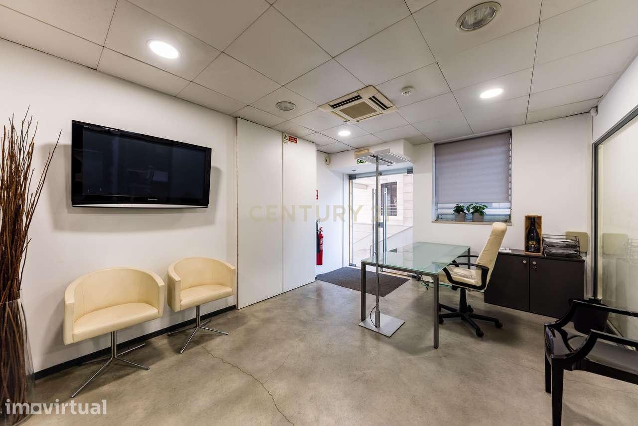 Escritório R/C 204m² + 38m² · entrada independente · 2 estacionamentos - Grande imagem: 2/22