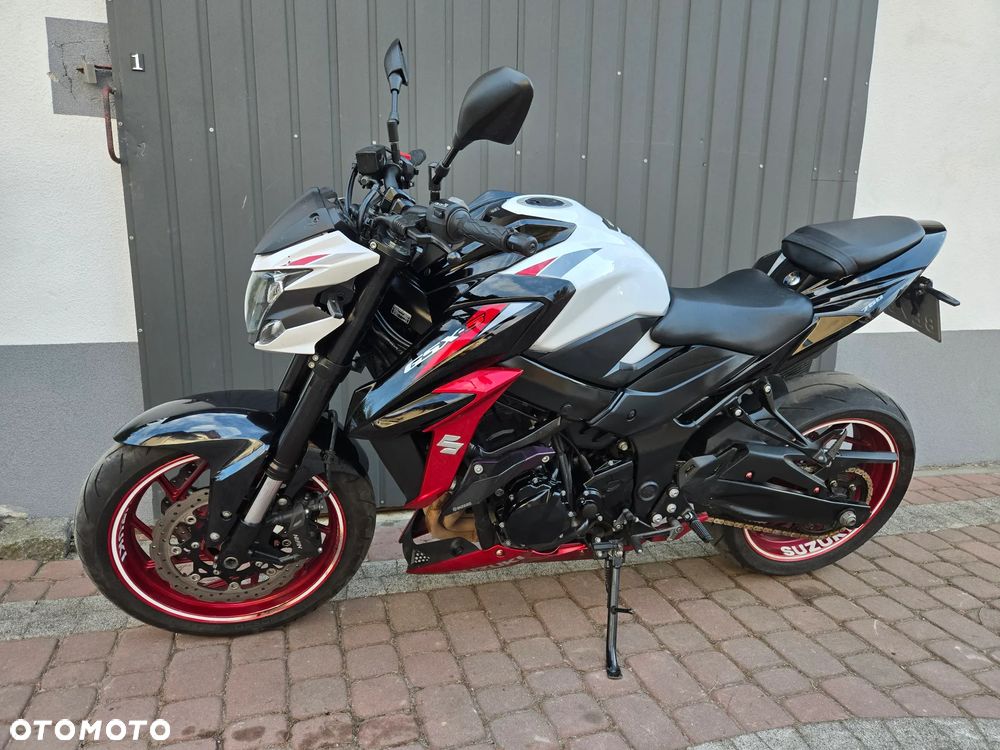 Suzuki GSX - 12
