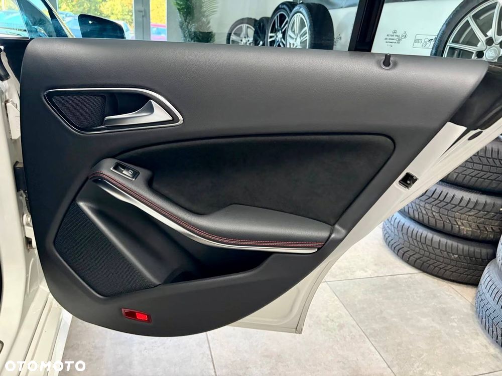Mercedes-Benz CLA 220 4-Matic AMG Line - 24