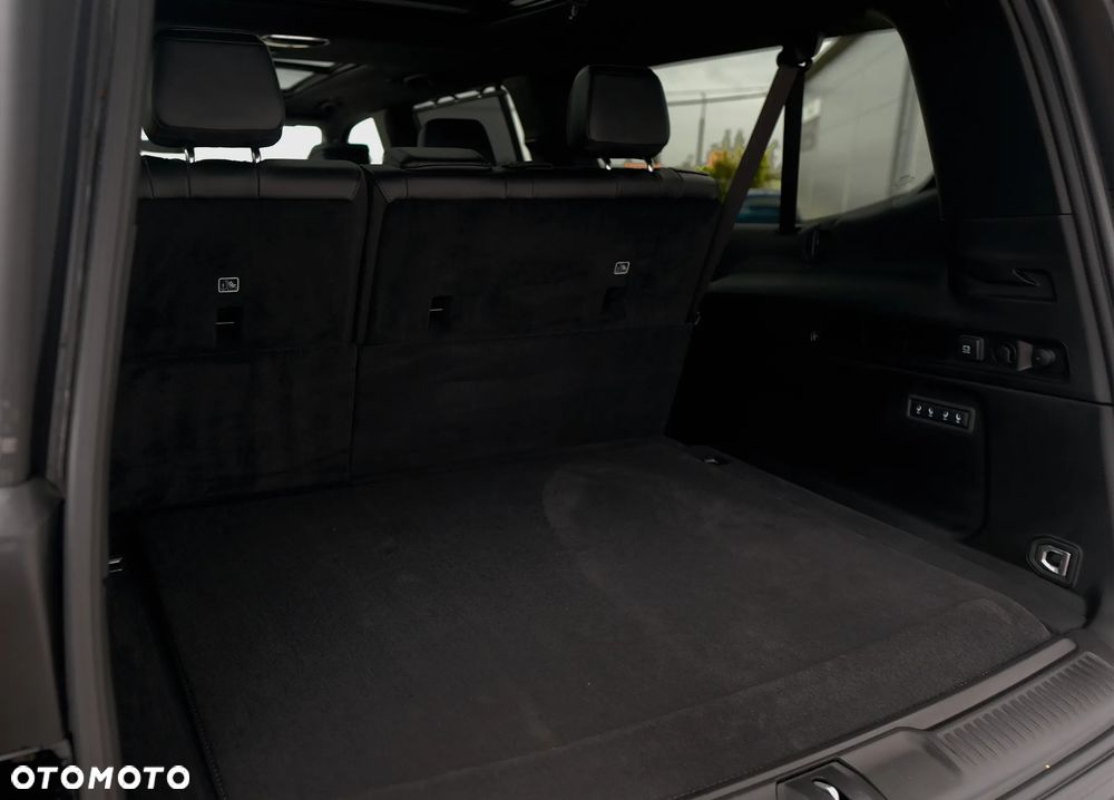Jeep Grand Wagoneer - 37