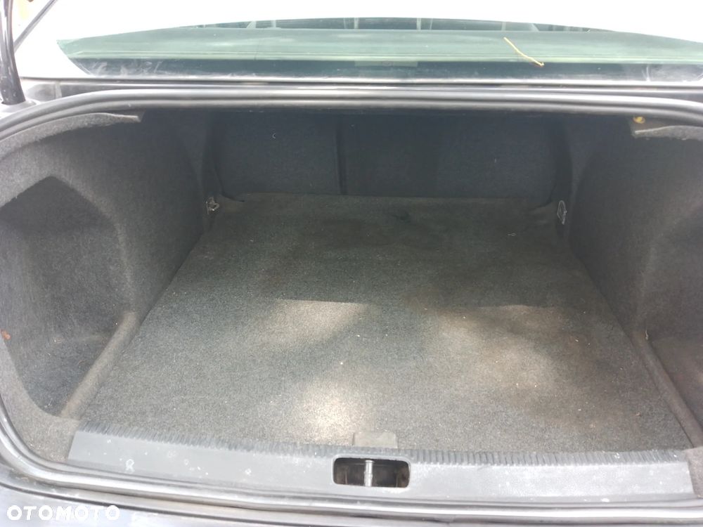 Volkswagen Passat 1.9 TDI Comfortline - 24