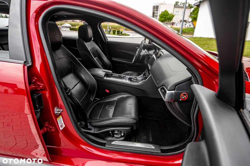 Jaguar XE - 23
