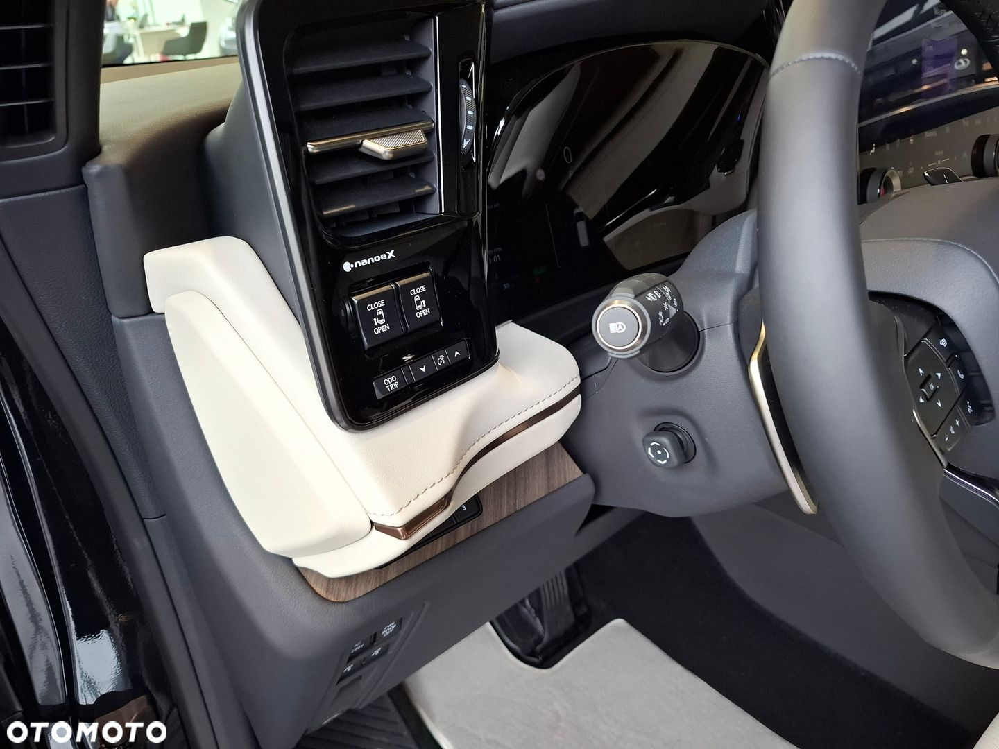Lexus LM - 9