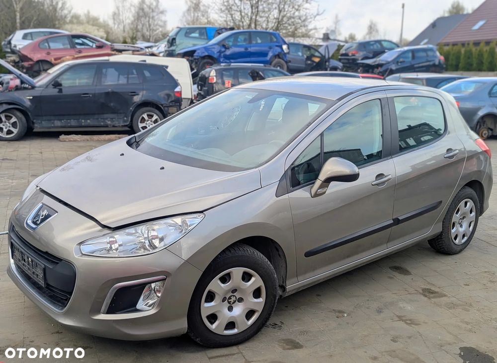 Peugeot 308 2011 1.2 benzyna - Oferuję Peugeot 308 z 2011 roku z silnikiem 1.2 benzyna. Pojazd przeznaczony wyłącznie na części.  Samochód nie jest oferowany jako pojazd do jazdy ani do rejestracji. Sprzedaż dotyczy poszczególnych części i podzespołów.  Silnik uszkodzony. Auto kompletne – wiele elementów w dobrym stanie.  Dane podstawowe pojazdu Marka: Peugeot Model: 308 Rok produkcji: 2011 Silnik: 1.2 benzyna Skrzynia biegów: manualna Nadwozie: hatchback Kolor: czarny Dostępne części (przykładowo): elementy karoserii (drzwi, maska, zderzak) reflektory i lampy skrzynia biegów zawieszenie wnętrze moduły i elektronika układ hamulcowy inne części – zapytaj o dostępność Informacje dodatkowe Sprzedaż części pojedynczych Silnik uszkodzony Cena zależna od wybranej części Możliwa wysyłka lub odbiór osobisty Kontakt przez wiadomość lub telefonauto na części - 2