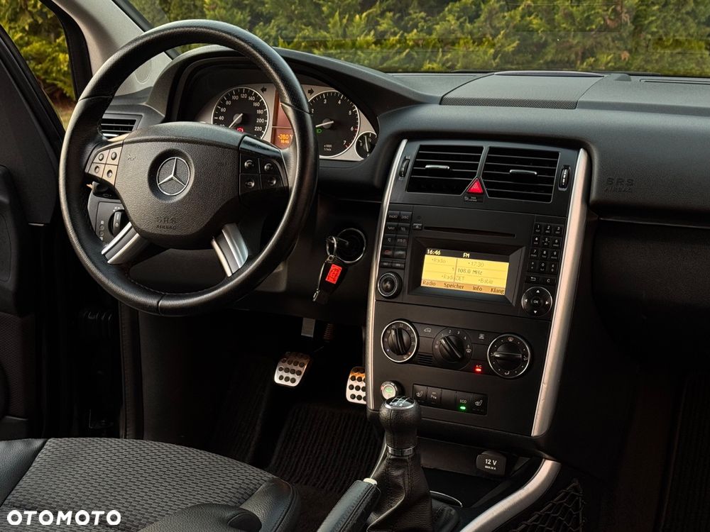 Mercedes-Benz Klasa B 180 BlueEFFICIENCY SPORT EDITION - 25