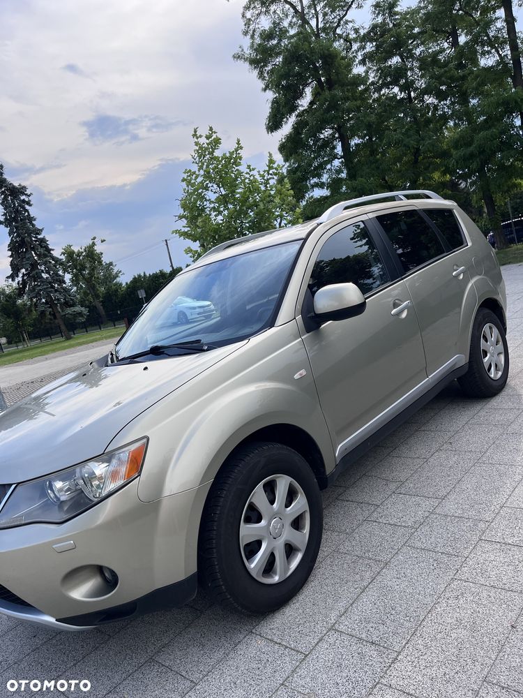 Mitsubishi Outlander - 2