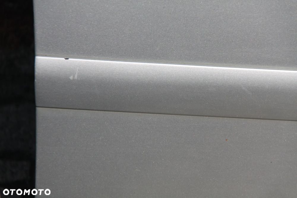 VW TOURAN 1  Drzwi Prawy  Przód  Kolor LA7W - 7