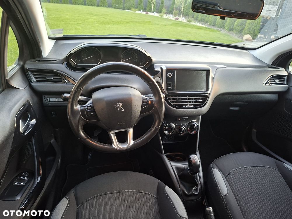 Peugeot 208 - 8