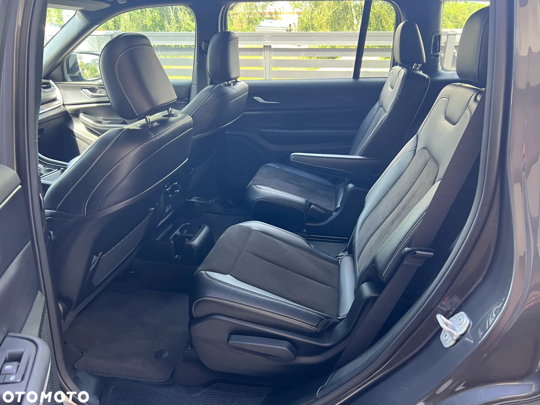 Jeep Grand Cherokee - 24